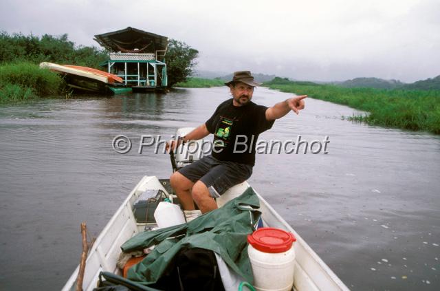 guyane 21.jpg - En pirogue sur le marais de Kaw, au loin un carbet flottant (Gite Panda Tropiques)Guyane franÁaise